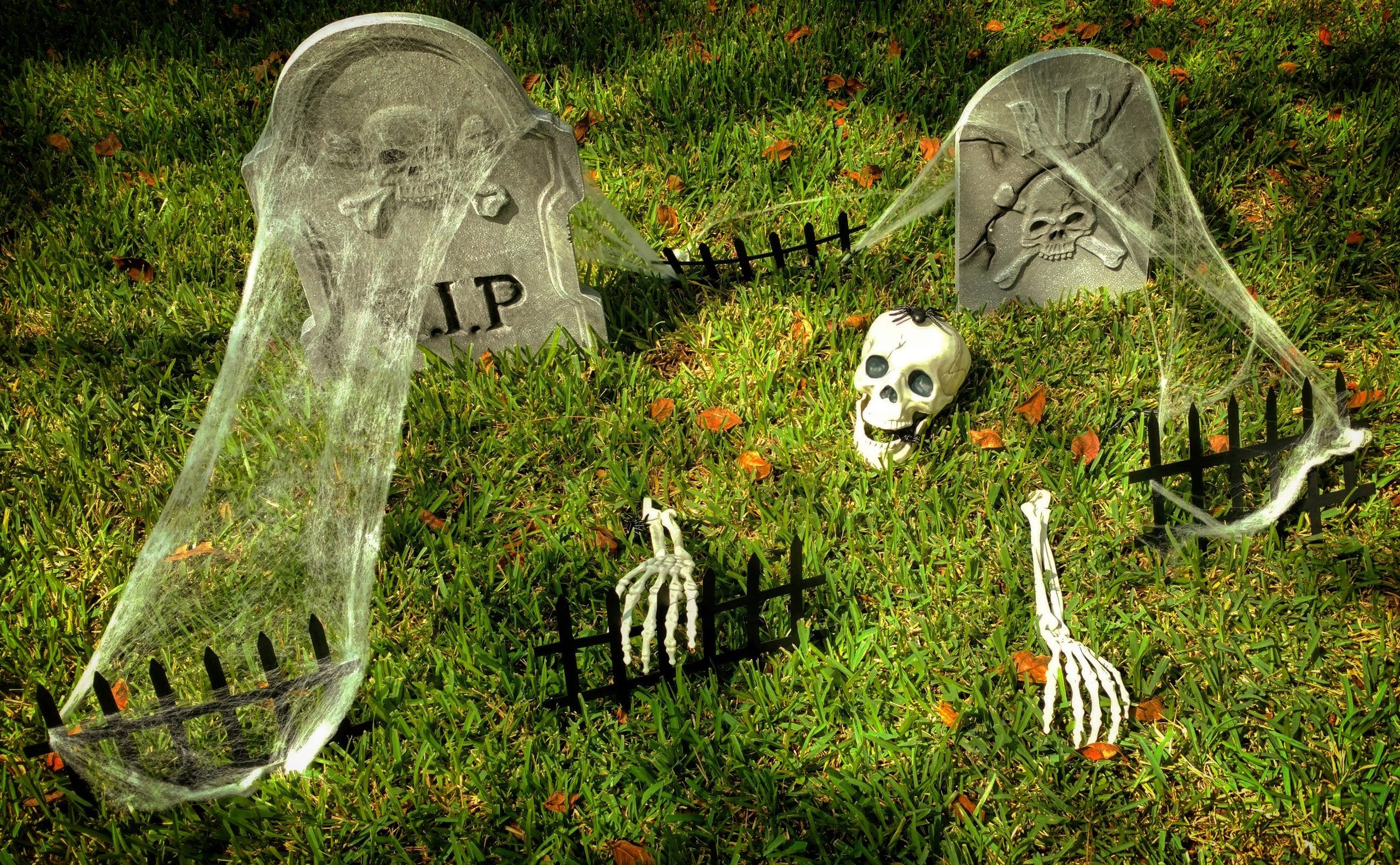 10 Halloween yard decorations that are spooky and fun!