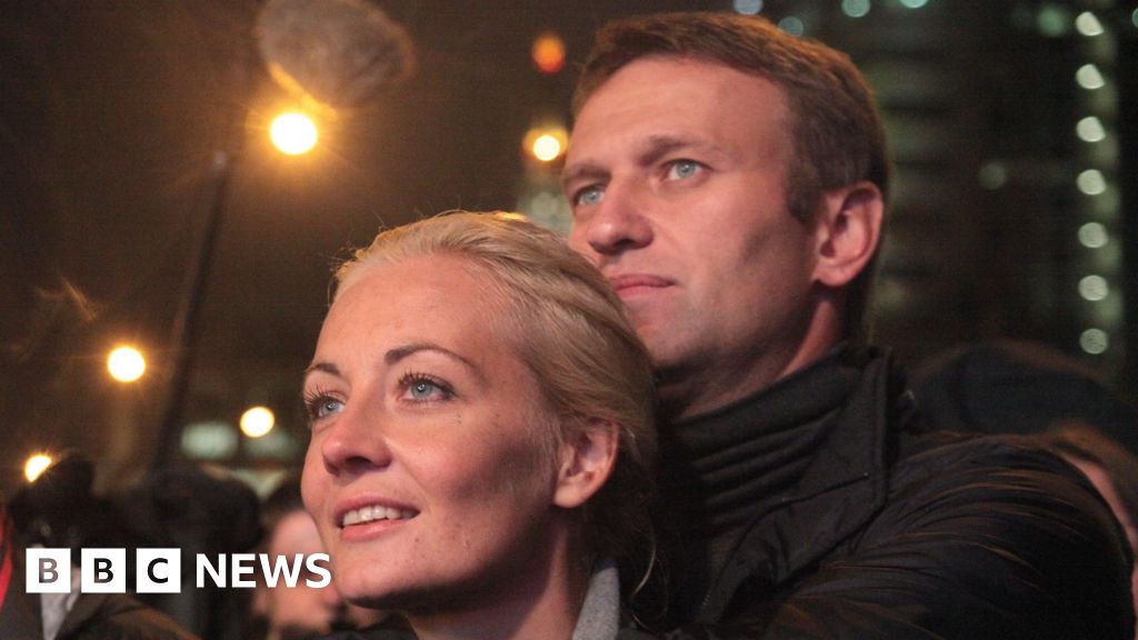 Alexei Navalny's widow Yulia says she'll stand as Russian President