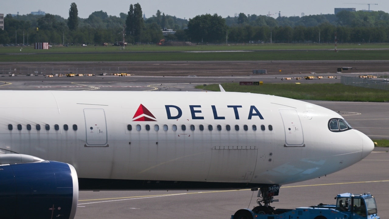 Delta Airlines plane aborts takeoff on Las Vegas runway after engine seen smoking