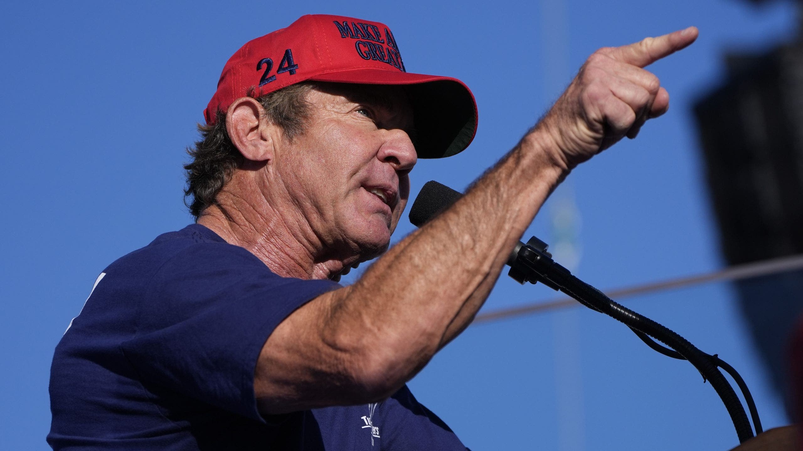 Dennis Quaid speaks at Coachella Trump rally, says 'it's time to pick a side'