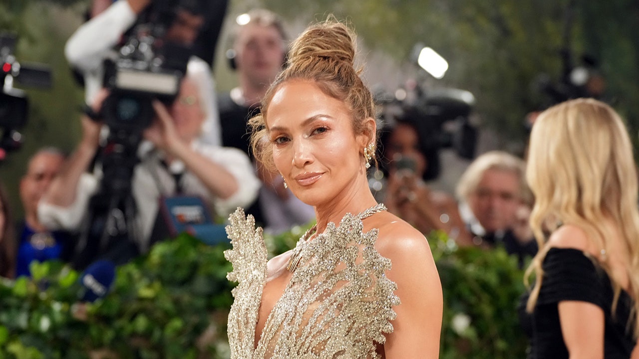 Former 'American Idol' judge Jennifer Lopez says she was urged not to take job