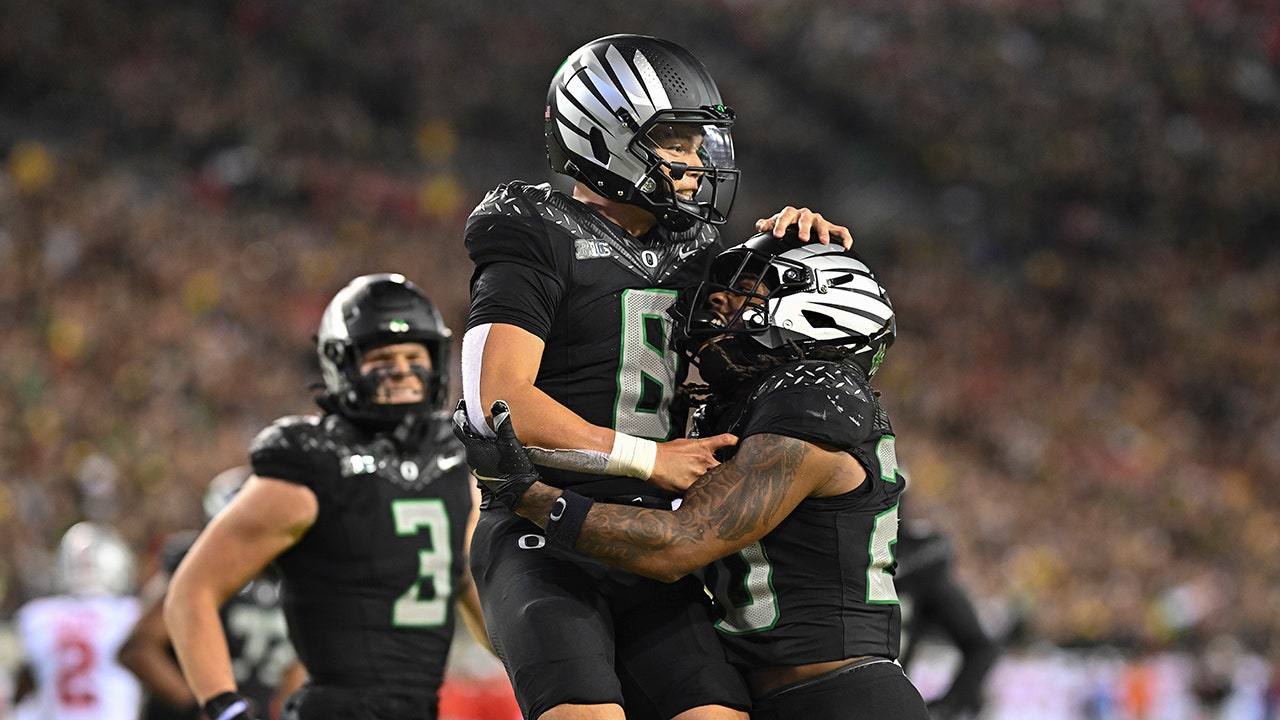 Oregon holds off Ohio State's final-second comeback in epic battle of top-three Big Ten programs