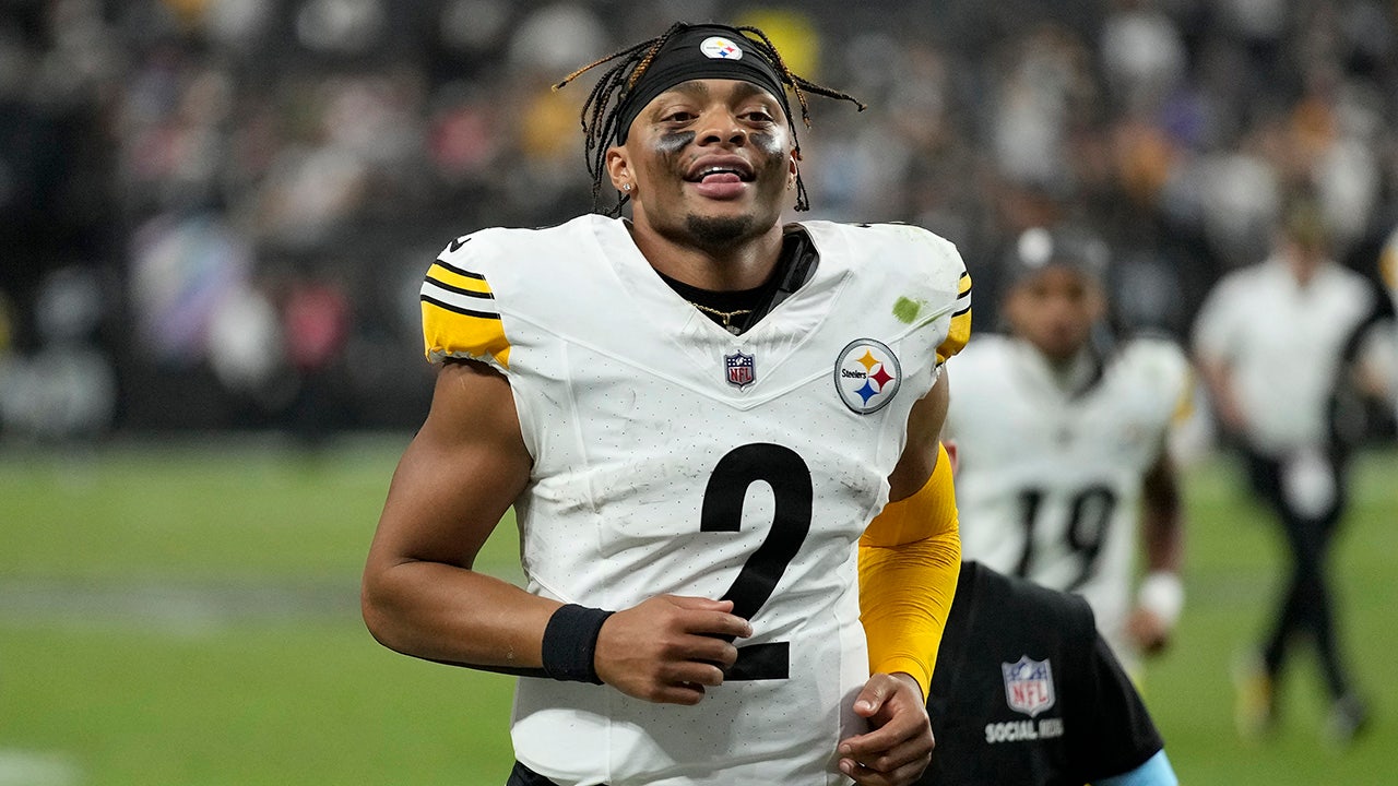 Steelers' Justin Fields acknowledges on-field performance hasn't solidified him spot as QB1