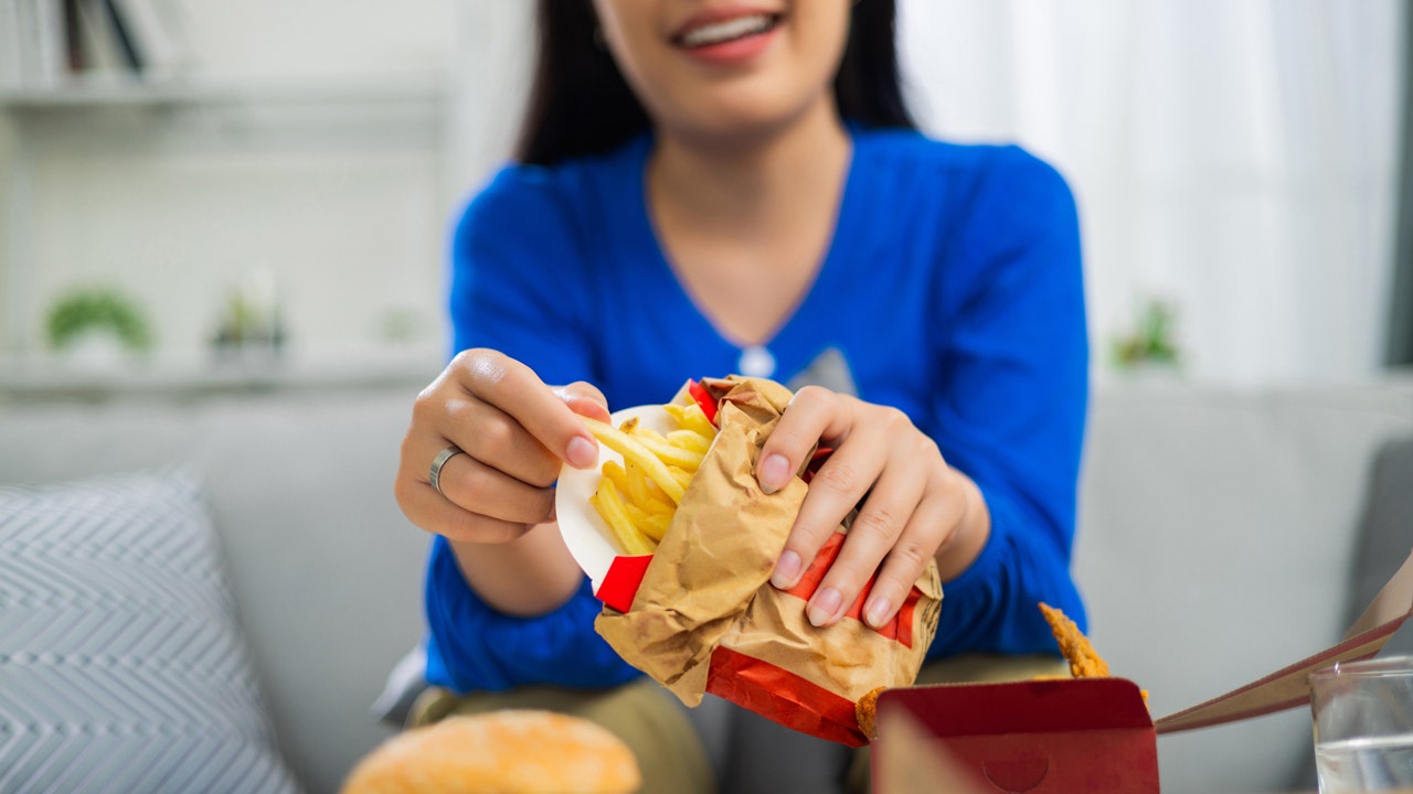 Americans prefer fast food takeout to dining out, new data indicates