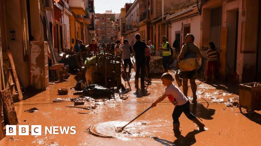 Another 500 troops sent to Valencia amid anger over flooding response