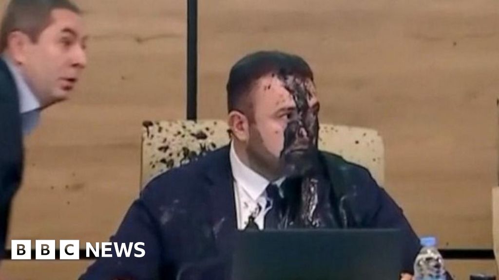 Georgia election chief doused with paint