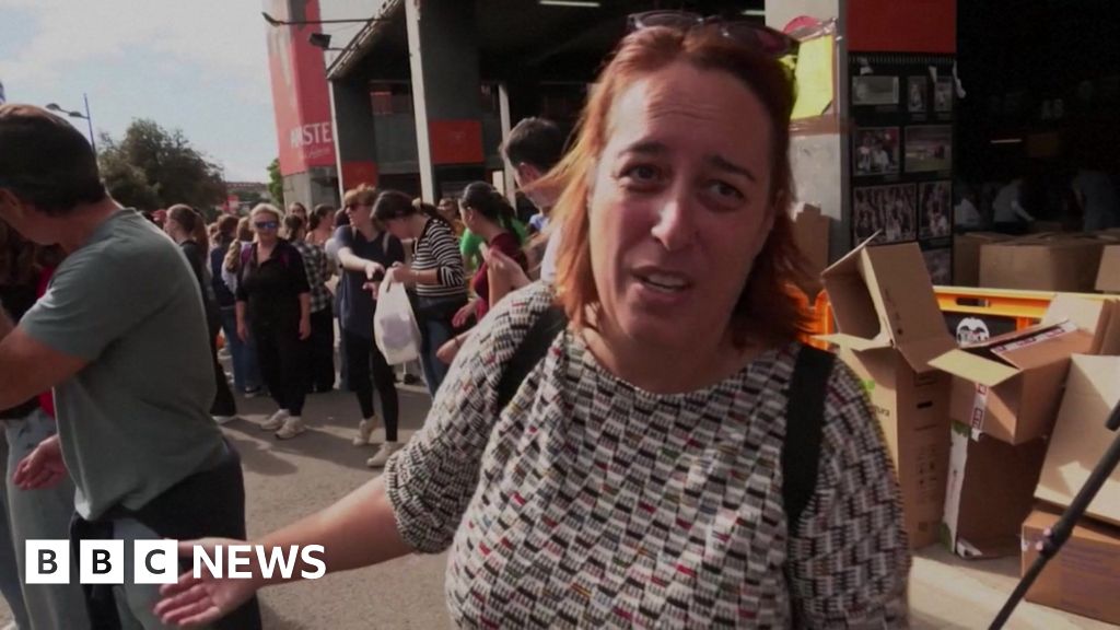 Huge volunteer response in flood-hit Valencia