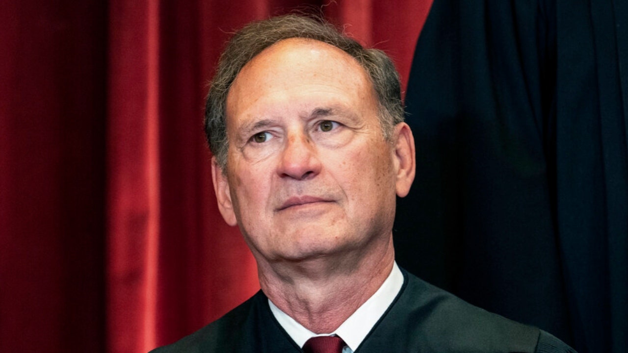 Justice Alito plans to remain on Supreme Court, resisting pressure to step aside