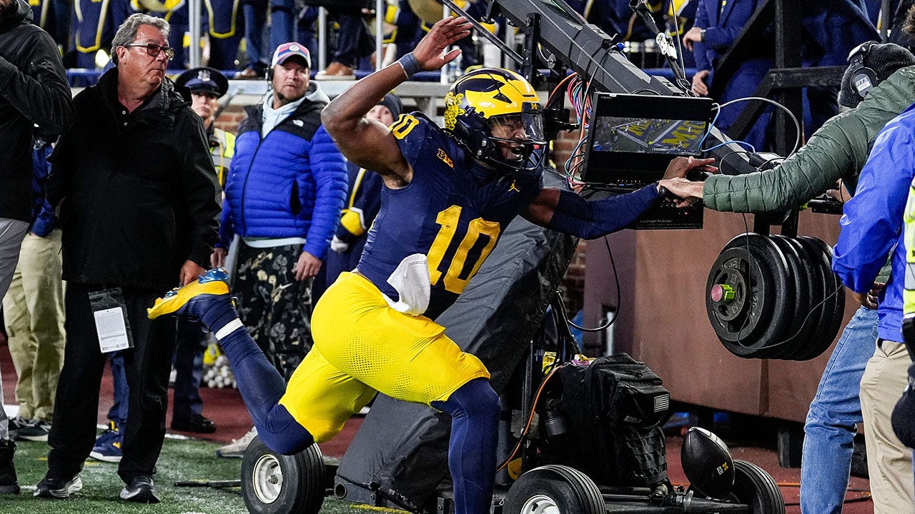 Michigan's trick play fails miserably; backup quarterback gets leveled by television camera