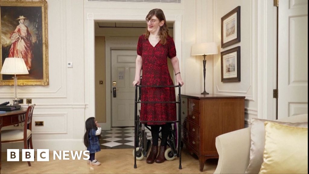 Moment world's tallest woman and shortest woman meet