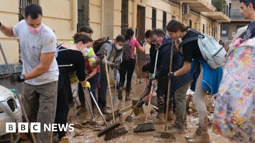 'Outpouring of unity in Spain as anger grows over slow response to floods'