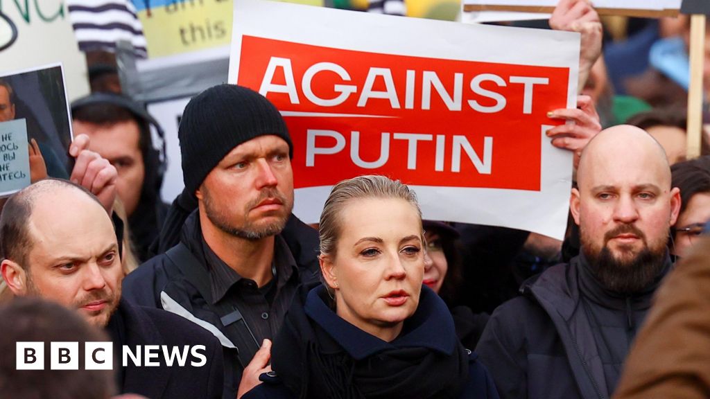 Yulia Navalnaya and Russian opposition take to streets of Berlin