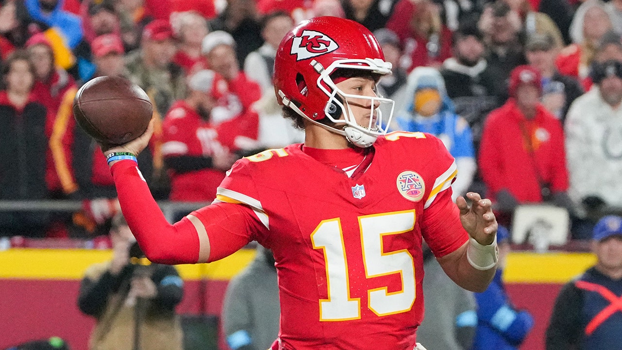 Chiefs win AFC West for 9th straight season after game-winning field goal goes their way