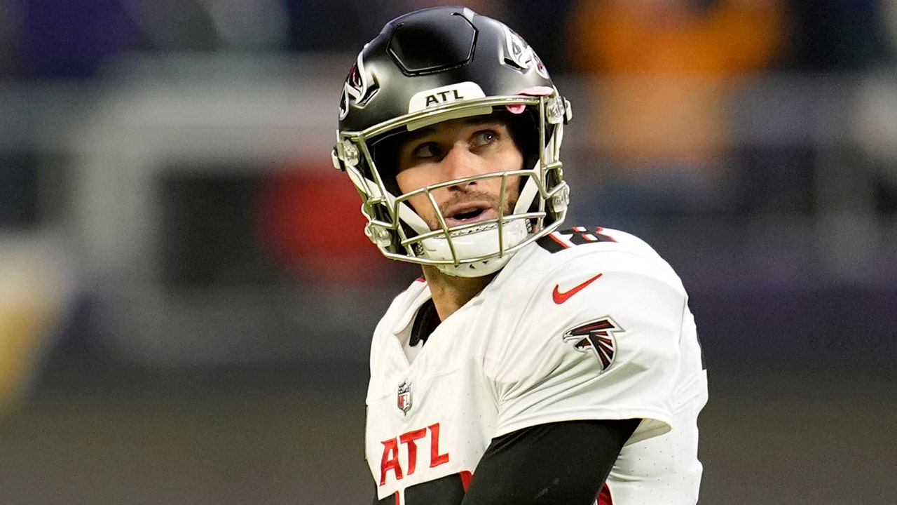 Falcons should 'roll the dice' and start Michael Penix Jr amid Kirk Cousins struggles, Super Bowl champ says