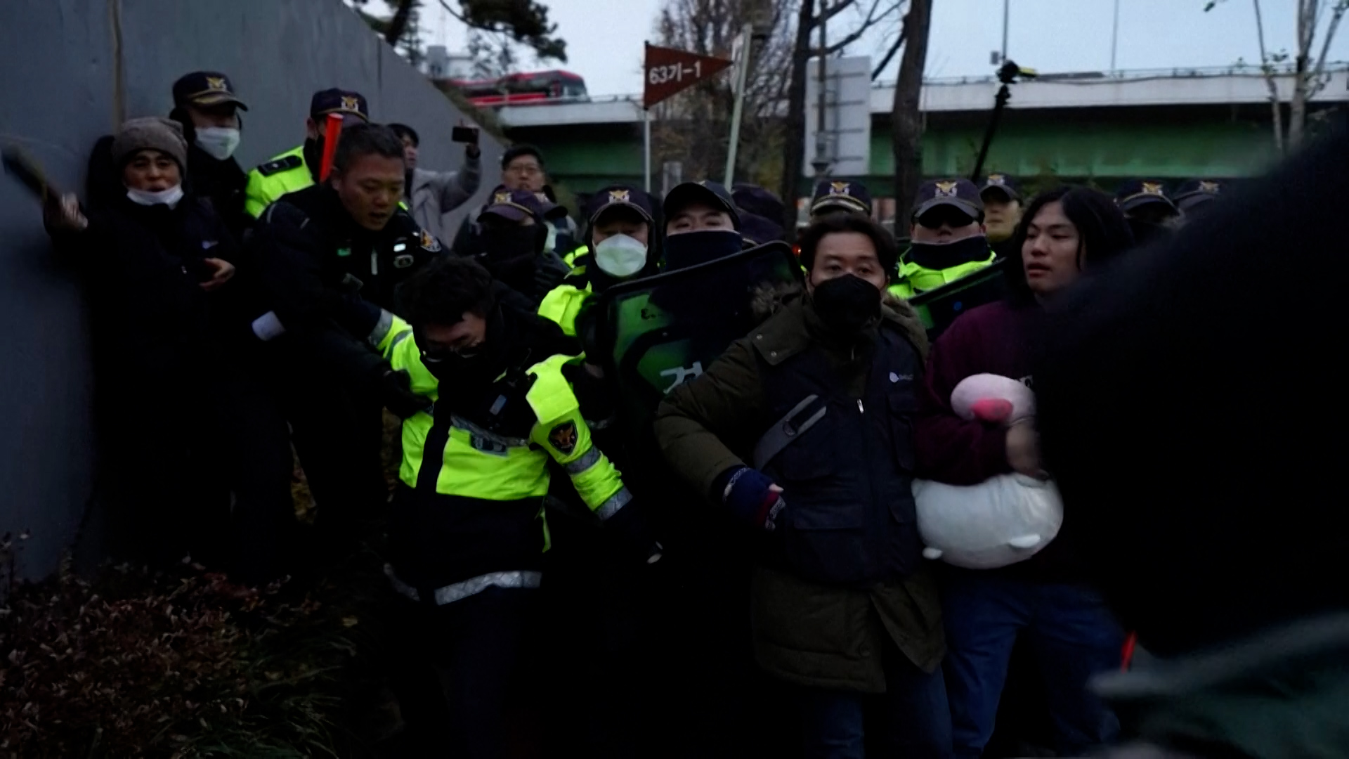 Police, protesters scuffle near South Korean president’s home | Politics