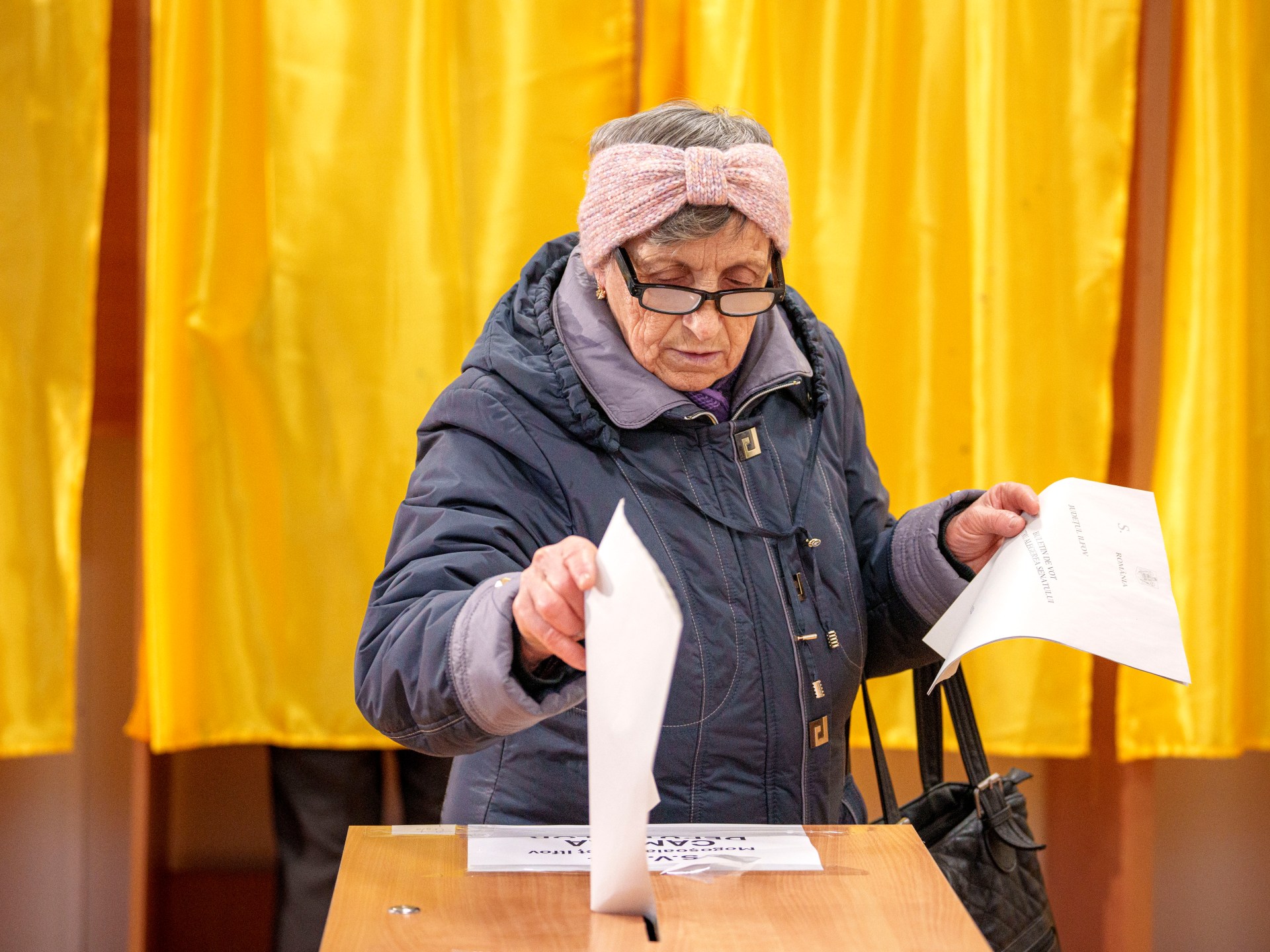 Romanians vote in parliamentary elections as far right hopes to make gains | News