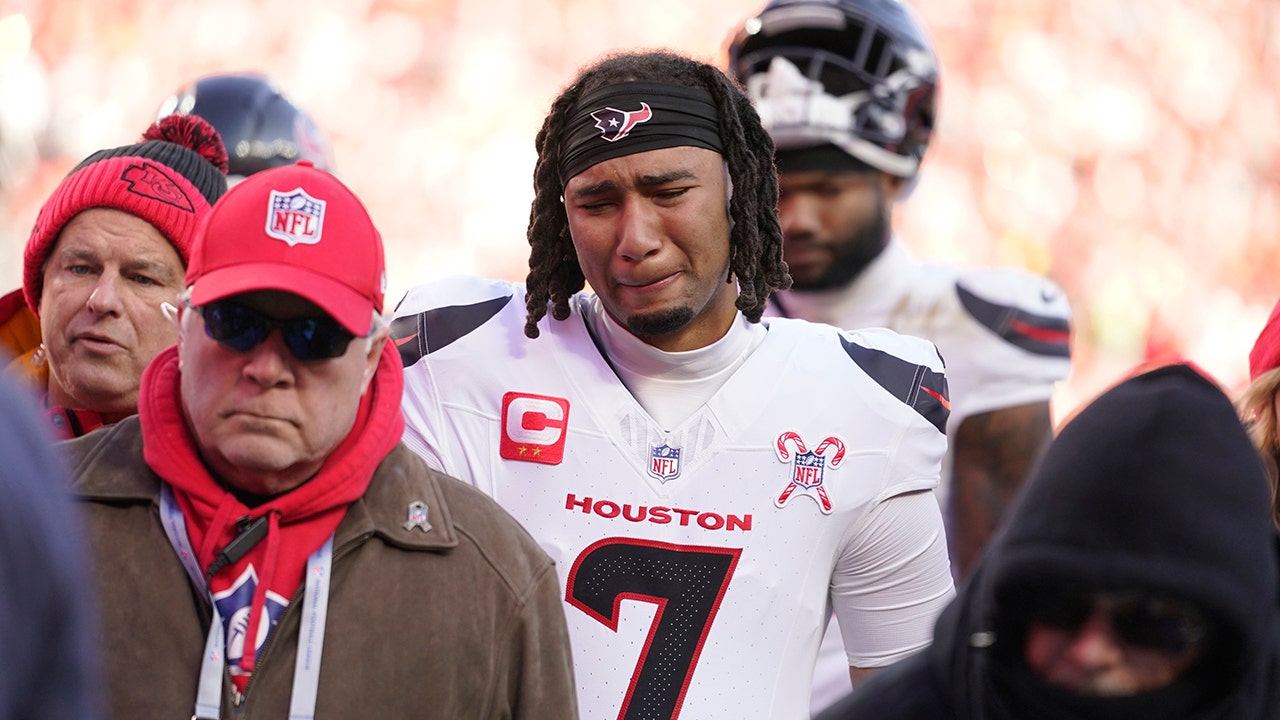 Texans' Tank Dell suffers gruesome leg injury, leaving teammates in tears